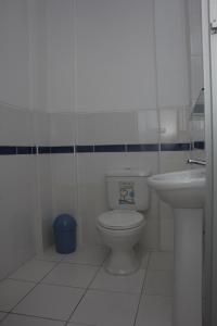 阿雷基帕努埃瓦西班牙旅馆的白色的浴室设有卫生间和水槽。