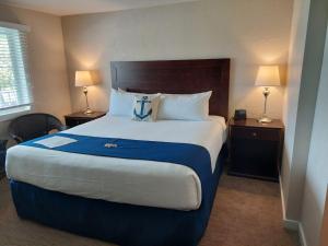 以法莲The Water Street Inn的一张大床,位于酒店带两盏灯的房间