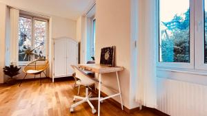 比尔Eigenes Studio (Apartment)的一个带书桌和窗户的家庭办公室