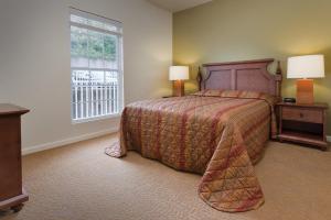 欧塞奇比奇奥沙克湖世誉酒店的一间卧室设有一张大床和一个窗户。