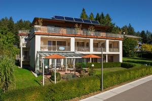 圣卡尼兹沃弗帕斯奥克里斯坦旅馆的顶部设有太阳能电池板的房子