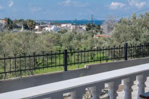 帕萨里迪Kos Helios House的阳台设有围栏,享有城市美景。