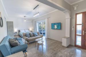 帕萨里迪Kos Helios House的客厅配有蓝色的沙发和床。