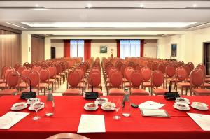 利帕里阿克缇亚酒店的一间会议室,配有红色的桌子和椅子