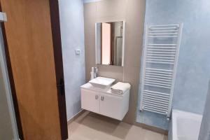 DjerbaVilla des Lotophages的白色的浴室设有水槽和镜子