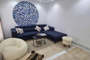 DjerbaVilla des Lotophages的客厅配有蓝色的沙发和椅子