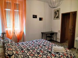 皮昂比诺Casa dei MoMi的一间卧室配有一张床和一张桌子