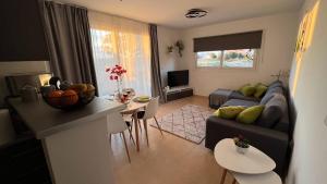托雷帕切科Apartment in Mar Menor Golf Resort的客厅配有沙发和桌子