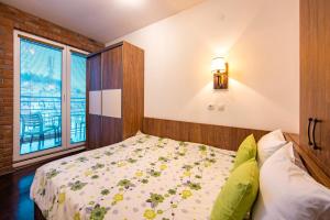 奥赫里德Ohrid Boutique Apartments的一间卧室设有一张床和一个窗口