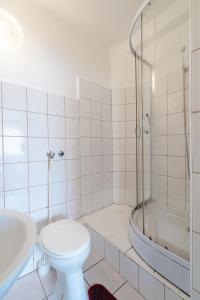 基什孔弗莱吉哈佐奥兹斯艾特姆酒店的浴室配有卫生间、淋浴和盥洗盆。