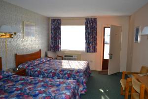 Walkerton灯塔汽车旅馆的酒店客房设有两张床和窗户。
