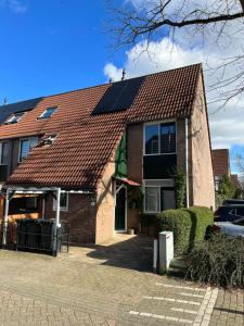 鹿特丹Rotterdam Citytrip House的一座房子,屋顶上设有太阳能电池板