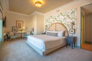 查尔斯顿The Palmetto Hotel, Charleston的一间卧室配有一张大床和一张桌子