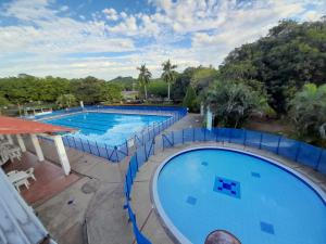 里考尔特Hotel Campestre CENVATURS的大型游泳池的顶部景色