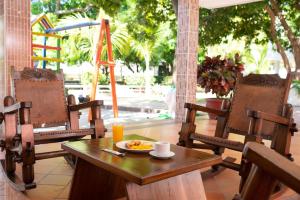 巴耶杜帕尔Hotel Campestre Villa Ocha的一张桌子和椅子,上面有一盘食物