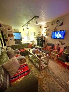 瓦迪穆萨Petra Heritage House的带沙发和电视的客厅
