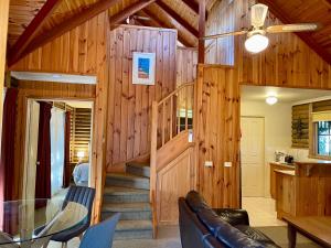 格罗夫海洋钛树度假村的客厅设有木墙和螺旋楼梯