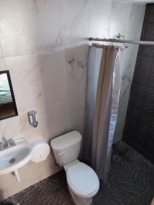 坎昆Venado 28的浴室配有卫生间、盥洗盆和淋浴。