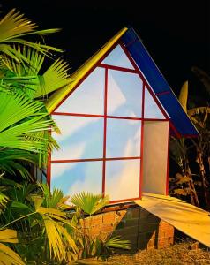 马尼萨莱斯El eden的蓝色和红色屋顶的小房子