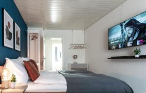 卢塞恩Spirit Apartments Zentral mit gratis Parkplatz的卧室配有一张床,墙上配有电视。