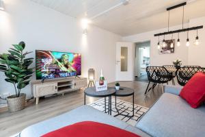 卢塞恩Spirit Apartments Zentral mit gratis Parkplatz的带沙发和电视的客厅