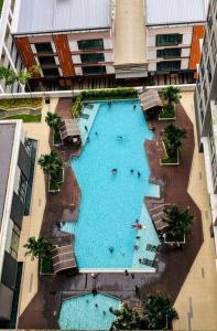 普特拉贾亚The Icon 3 Condo in IOI City Mall Putrajaya, Pool View的大楼内大型游泳池的顶部景色