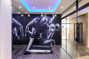 圣克鲁斯Brickell - APARMENT 3G amplio y elegante的带有举重者壁画的健身房