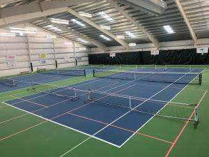 长滩灯塔海滨度假村的网球场,上面有四顶网球网