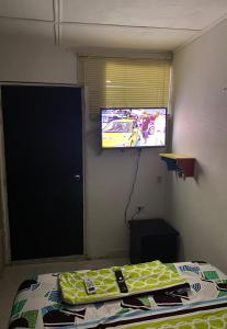 圣玛尔塔Apartamento En Los Ángelesツ的客房设有一张床和一台平面电视。