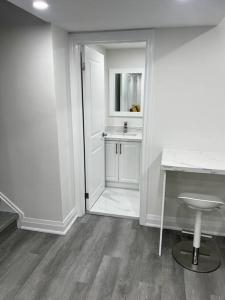 布兰普顿New Luxurious Studio Apartment的白色浴室设有水槽和书桌