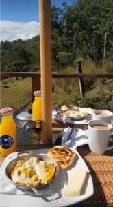 瓜塔维塔Glamping La Villa的一张桌子,上面放着食物和咖啡盘
