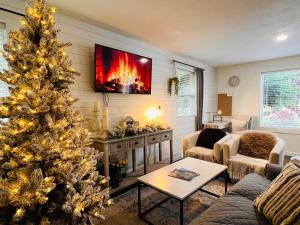 温哥华Cozy home, park VIEW. Minutes from PDX! AC的客厅配有圣诞树和电视