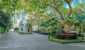 曼谷曼谷雅典娜豪华精选酒店 （万豪酒店）的联盟酒店入口前的走道