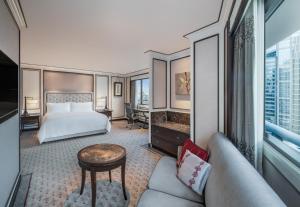 曼谷曼谷雅典娜豪华精选酒店 （万豪酒店）的酒店客房,配有床和沙发