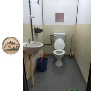 瓜拉江沙Tanah Merah Glamping Village (TMGV)的一间带卫生间和水槽的浴室