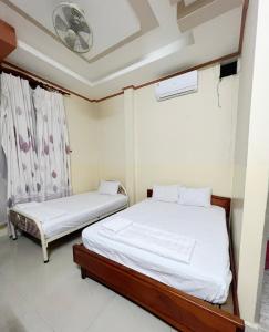 Ấp Bình PhóThanh Tâm Hotel的一间卧室设有两张床和天花板