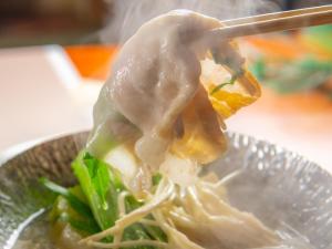 松本汤本雅旅馆的碗面和蔬菜,带筷子