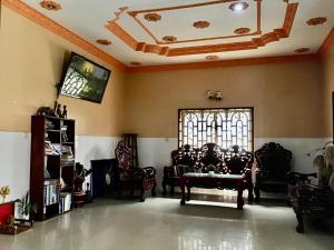贡布Villa Kampot Cafe的客厅配有椅子和窗户