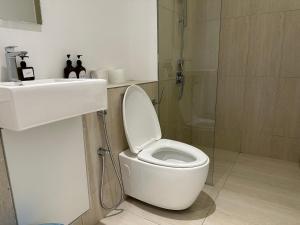 八打灵再也Lumi Tropicana的浴室配有卫生间、盥洗盆和淋浴。