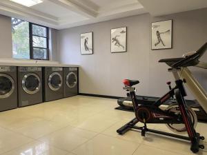 上海维也纳国际酒店上海浦东机场自贸区店一免费提供浦东机场和迪士尼班车接送的健身房设有健身自行车和洗衣机