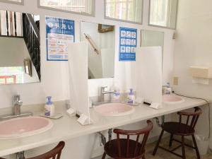 热海Pension Todoroki的浴室设有2个水槽和2面镜子