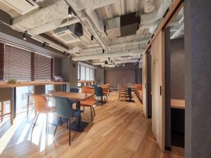 东京Rembrandt Cabin & Spa Shimbashi - Caters to Men的大楼内带桌椅的会议室