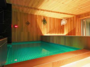 东京Rembrandt Cabin & Spa Shimbashi - Caters to Men的小木屋内的游泳池