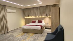 吉达Golden New Al Safa的酒店客房,配有一张床和两把椅子