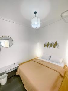 TimuranOsOs Paviliun的白色的客房配有床和镜子