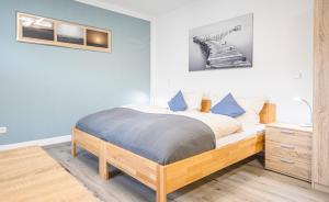 费穆德白马酒店的一间卧室配有一张蓝色墙壁和木制床架的床