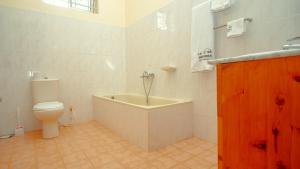 坦噶La Casa Preciosa的带浴缸和卫生间的浴室。
