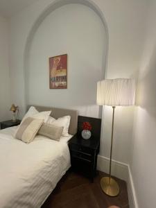 悉尼The Italian New Yorker的卧室配有白色的床和灯