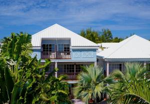 圣吉尔莱班克里奥尔酒店的带阳台和棕榈树的房子