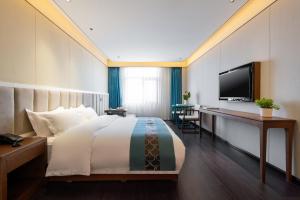北京唐府中式文化酒店-南锣鼓巷店的配有一张床和一台平面电视的酒店客房